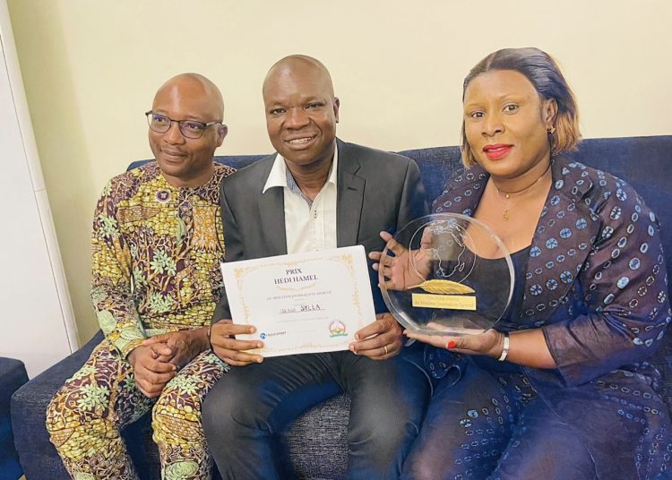 Remise du Prix Hédi Hamel du meilleur journaliste sportif africain à Issiaga Sylla de la RTG