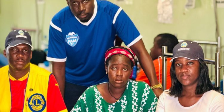 Humanitaire : l’Académie FAM, le Lions Club Conakry Yaaraet la Fondation Babi Hope au chevet d’un bébé atteint de céphalée